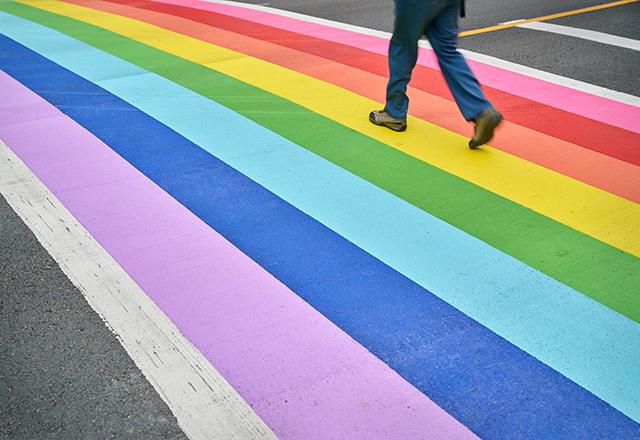 画着彩虹的人行横道